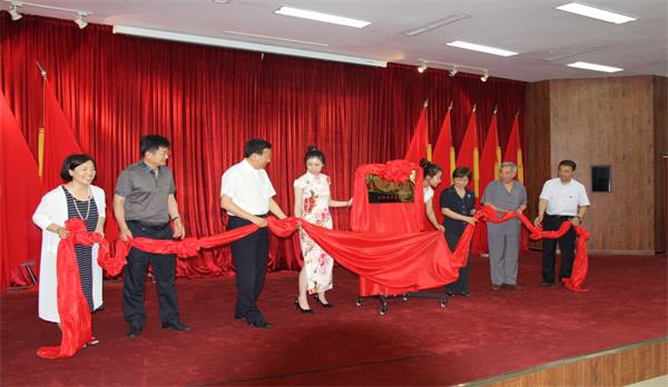 与会辅导共同为辽阳践行基地隆沉揭牌剪彩.jpg 与会辅导共同为辽阳践行基地隆沉揭牌剪彩.jpg