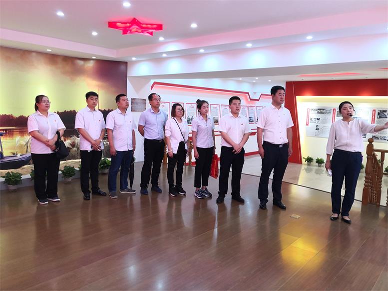 解说员介绍党的鲜丽发展过程.jpg 解说员介绍党的鲜丽发展过程.jpg